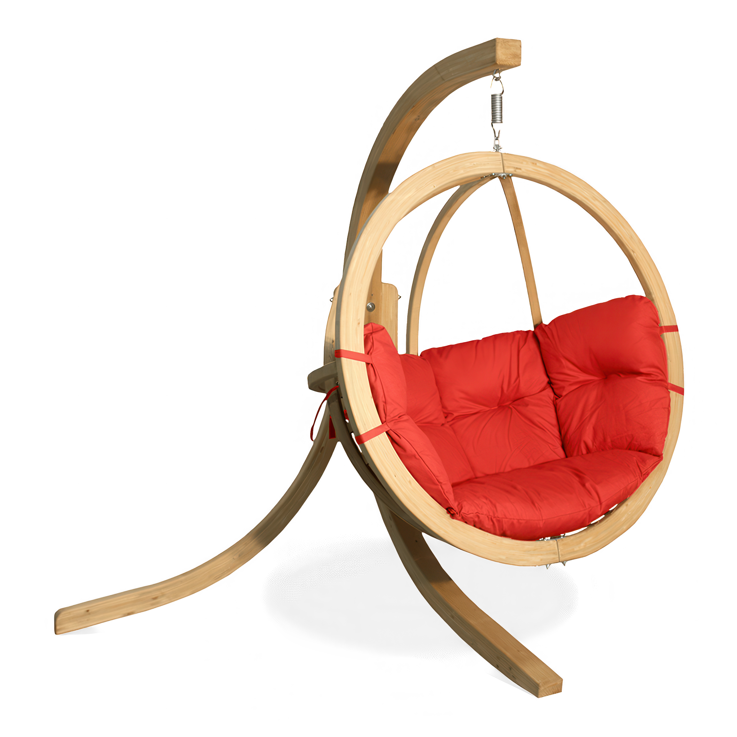 drewniany fotel wiszący z czerwonymi poduchami 