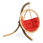 drewniany fotel wiszący z czerwonymi poduchami