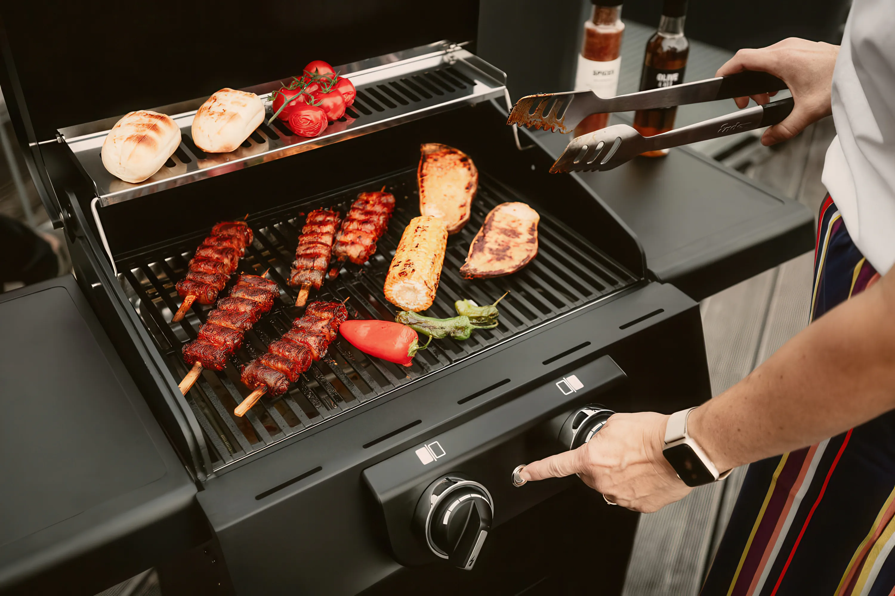 Zbliżenie na kobietę grillującą szaszłyki, paprykę i kukurydzę na grillu elektrycznym