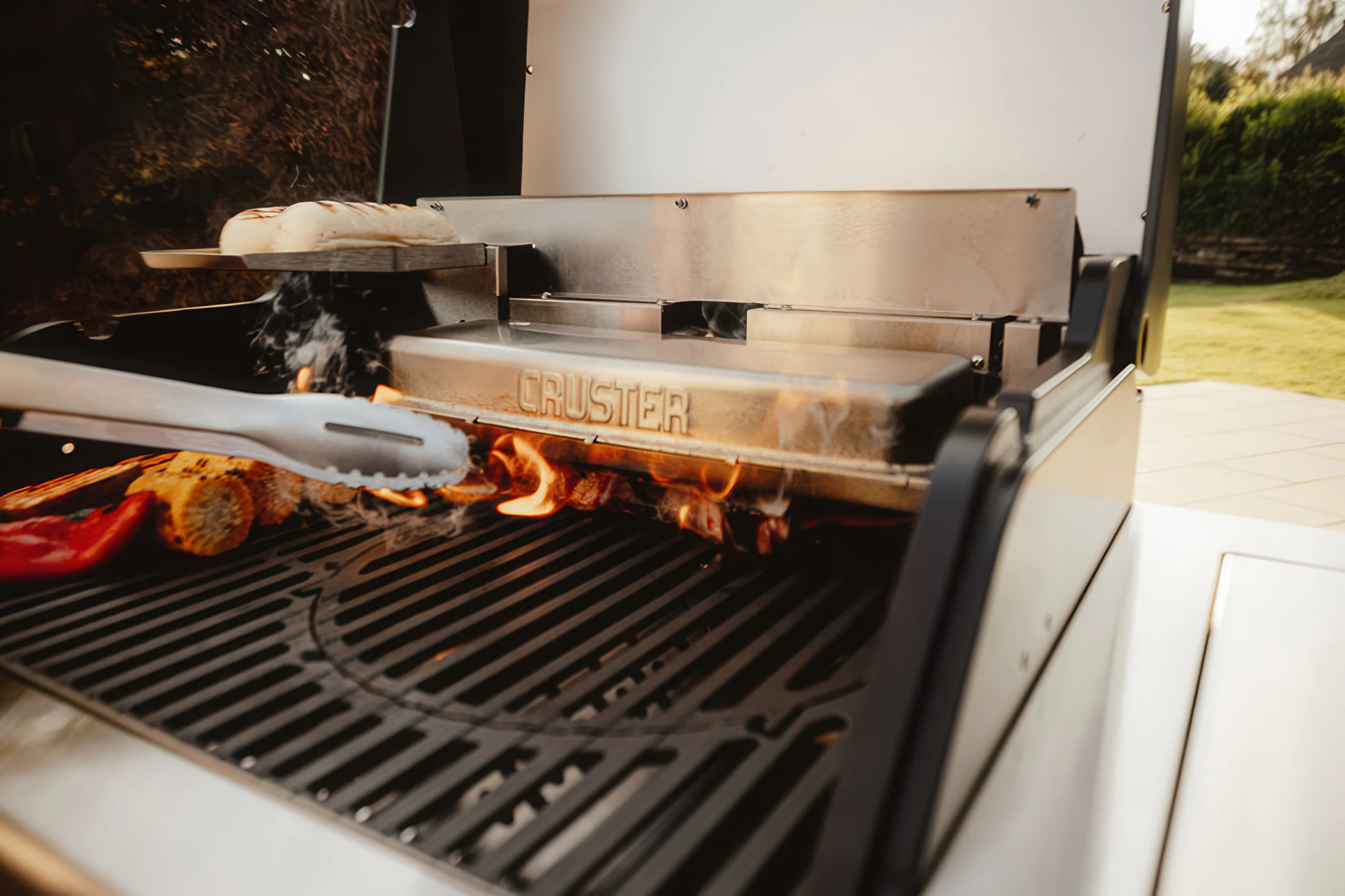 Zbliżenie na żółtą kukurydzę i czerwoną paprykę grillowaną na grillu gazowym
