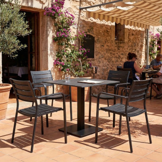 Zestaw mebli ogrodowych czarny stół i cztery krzesła Milo aranżacja na tarasie restauracyjnym