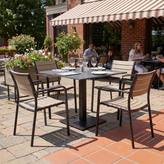 Zestaw mebli ogrodowych czarny stół i krzesła Milo Beige aranżacja na tarasie restauracyjnym