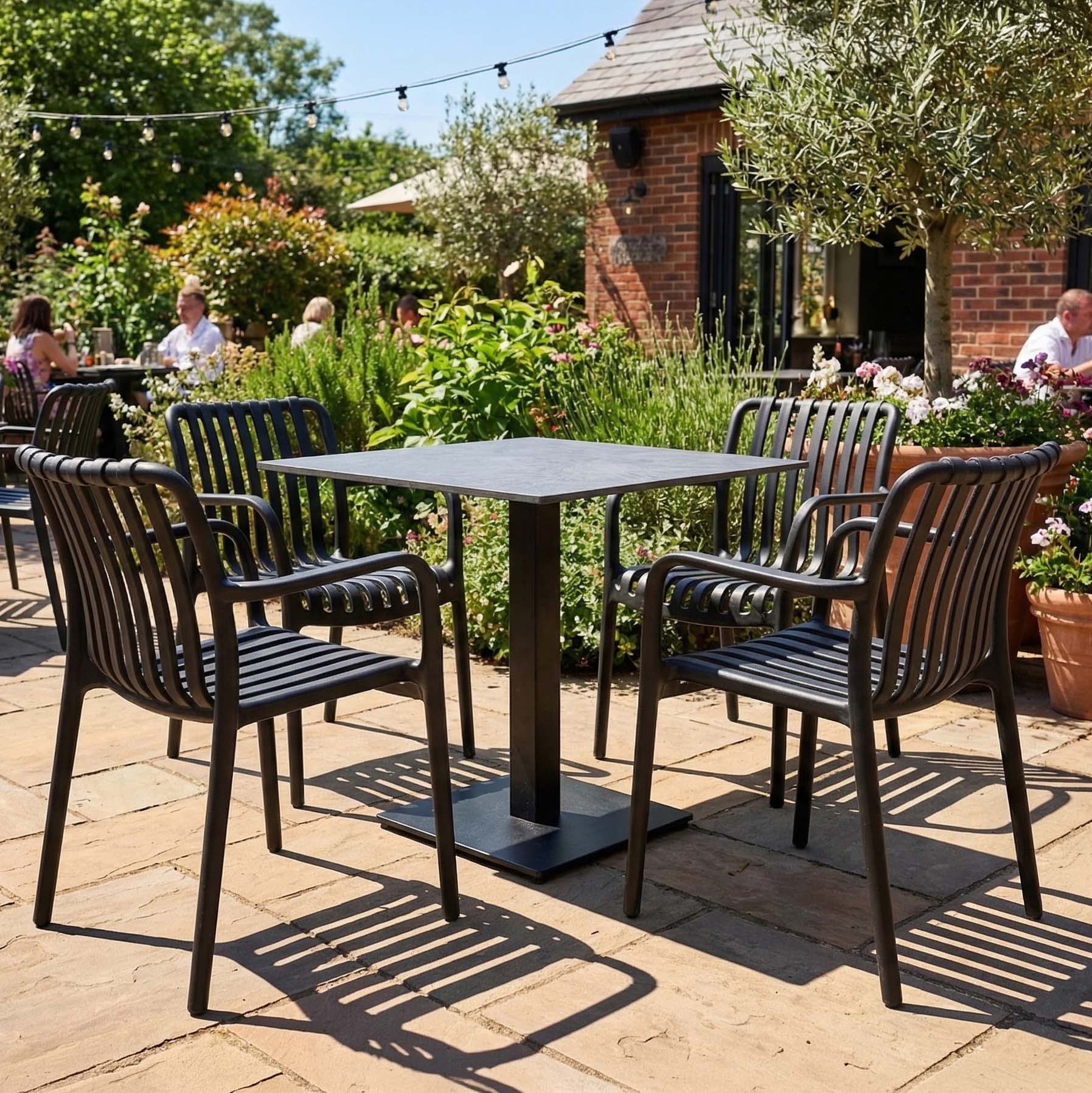 Zestaw mebli ogrodowych na patio aranżacja
