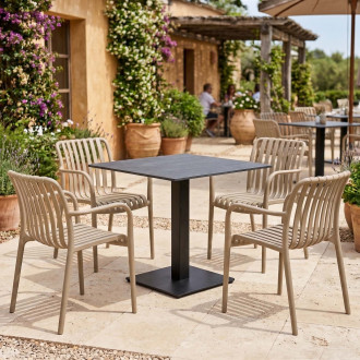 Zestaw mebli ogrodowych na patio aranżacja