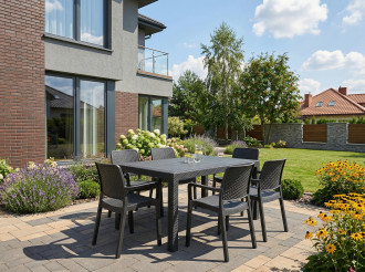 Zestaw Mebli Ogrodowych Na Tarasie W Ogrodzie Przy Domu