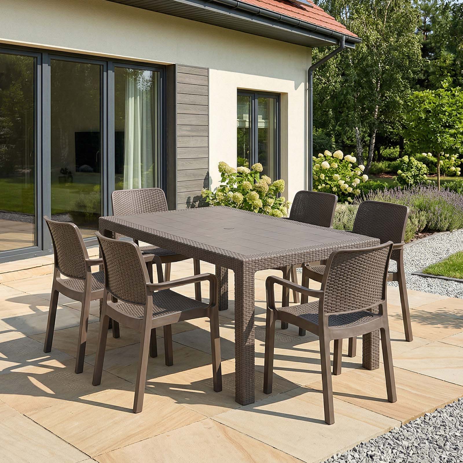 Zestaw Mebli Ogrodowych Na Tarasie Przy Domu W Nowoczesnej Aranżacji
