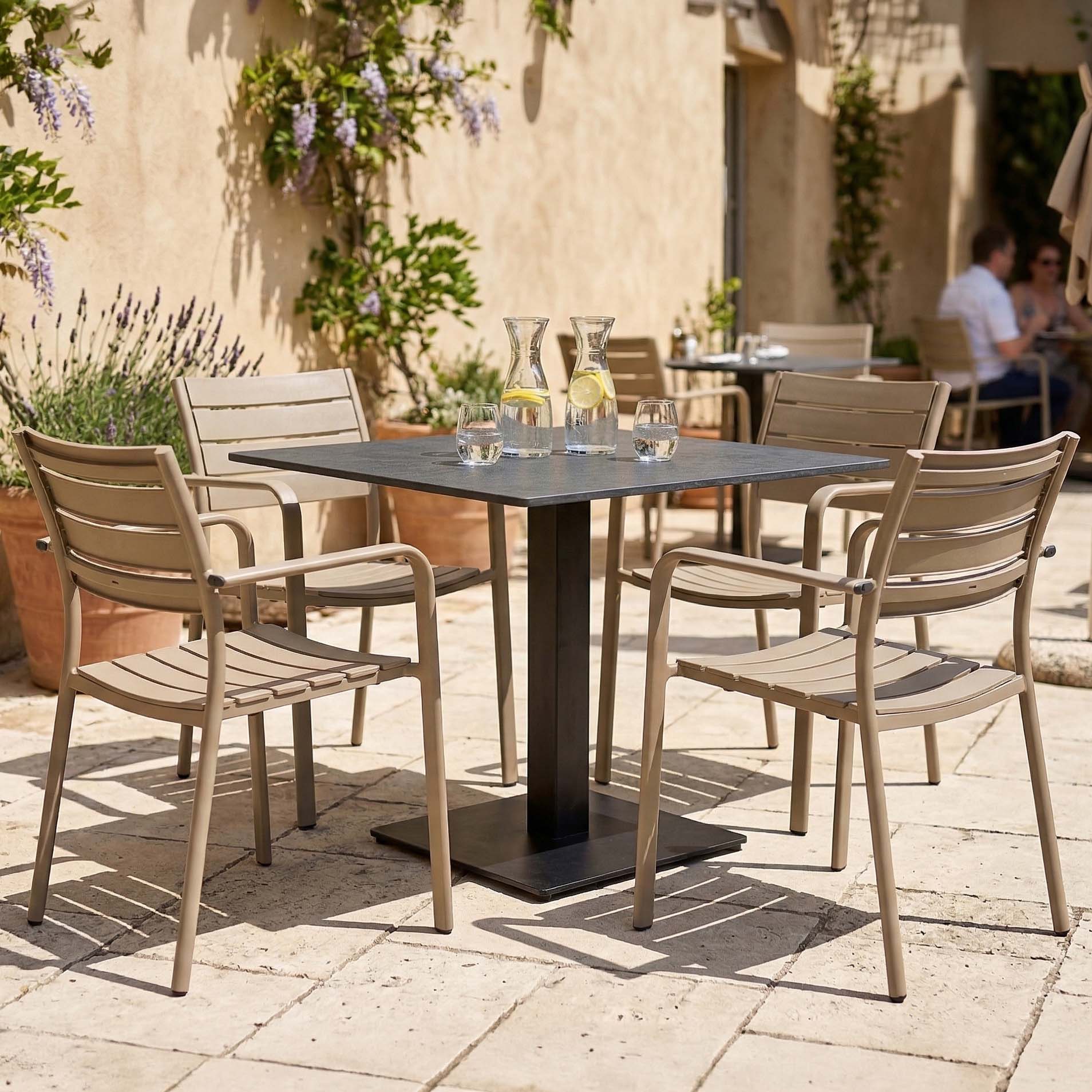 Zestaw mebli ogrodowych Rivio Vena 80 Milo Beige aranżacja na tarasie restauracyjnym