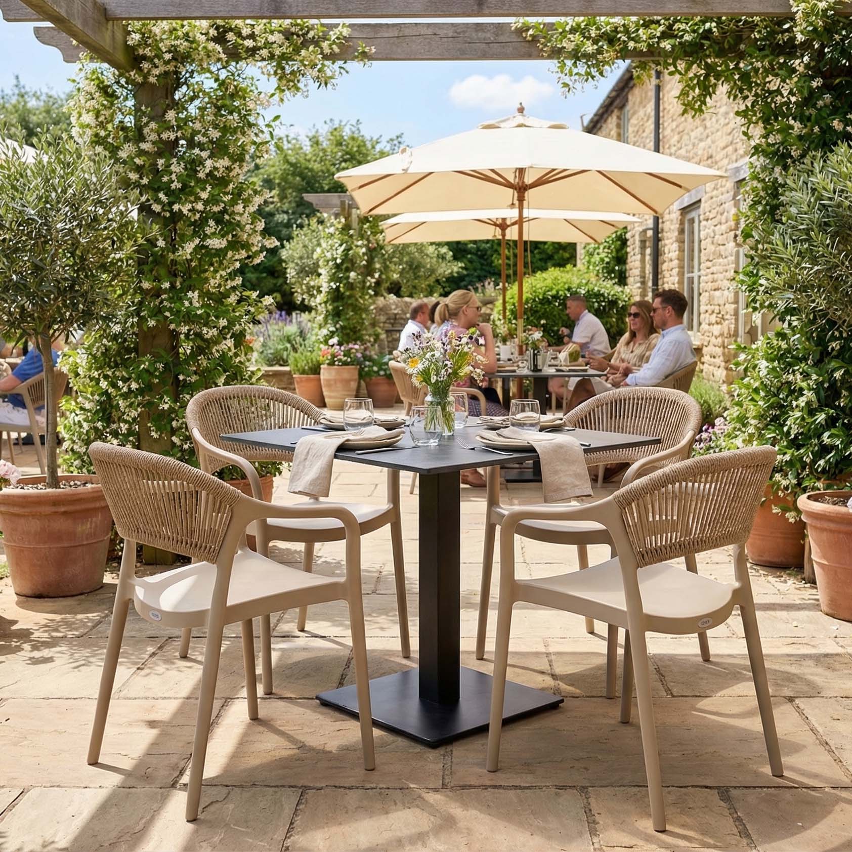 Zestaw mebli ogrodowych Rivio Vena 80 Tessa Beige aranżacja na tarasie restauracyjnym