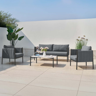 Zestaw mebli ogrodowych w kolorze szarym z dekoracją na stoliku na słonecznym tarasie aranżacja