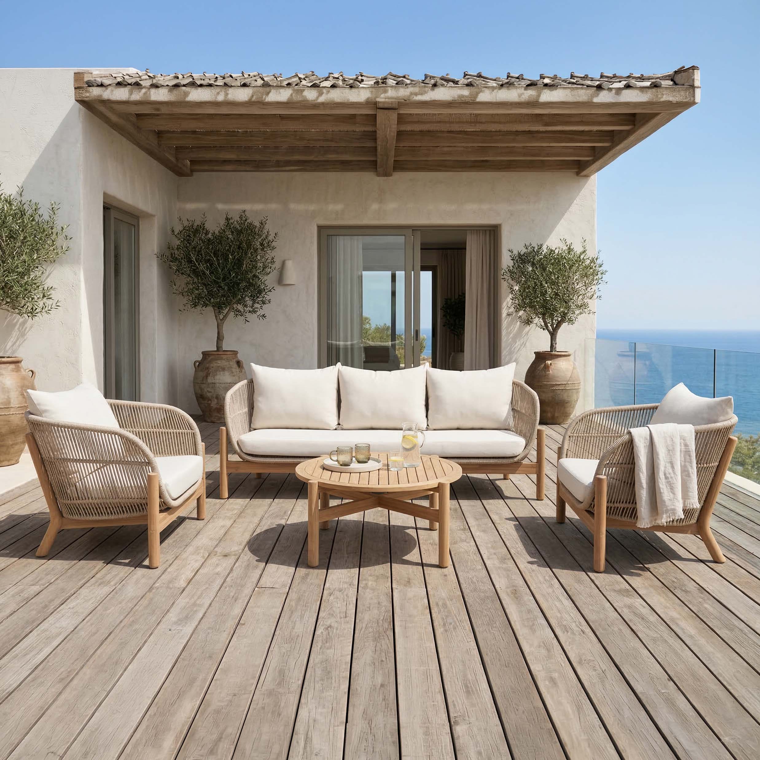 Zestaw mebli ogrodowych z plecionki i drewna na słonecznym tarasie przy roślinach aranżacja