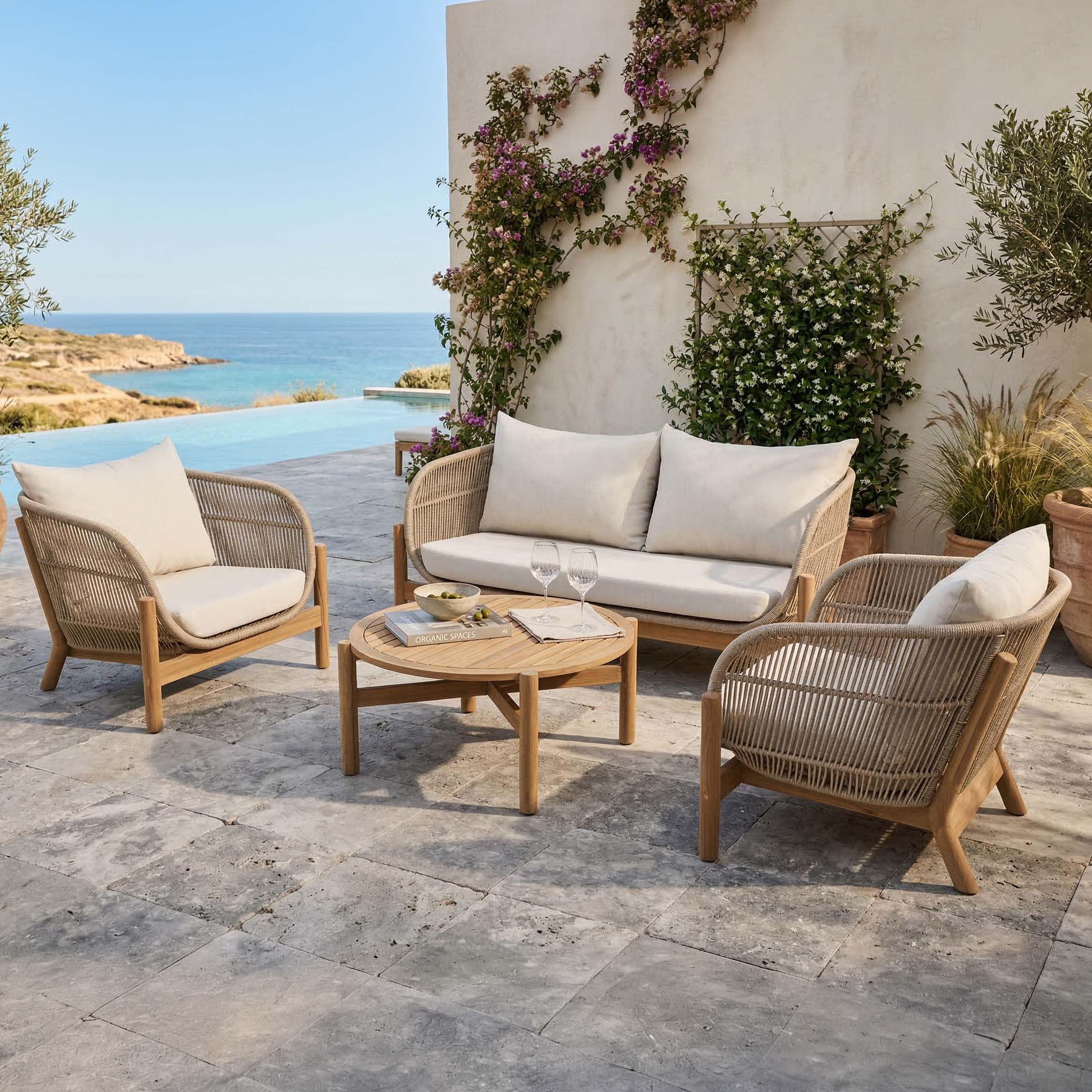 Zestaw mebli ogrodowych z plecionki i drewna ustawiony na słonecznym tarasie z roślinami aranżacja