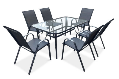 Zestaw ogrodowy BOLOGNA 150/6 Black BJORKKA ze stołem szklanym i sześcioma krzesłami na białym tle.