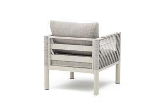 Widok z tyłu na fotel z zestawu mebli ogrodowych GENEVA PREMIUM Melange Grey z jasną aluminiową ramą i szarymi poduszkami