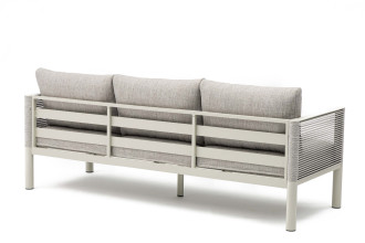 Widok z tyłu na sofę z zestawu mebli ogrodowych GENEVA PREMIUM Bj&oslash;rkka w kolorze Melange Grey z jasną aluminiową ramą