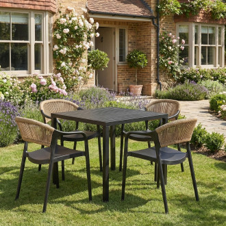 Zestaw ogrodowy Tessa Bris czarny stół i cztery krzesła z beżowym oparciem na trawniku przed domem