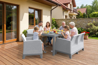 Zestaw mebli ogrodowych SCANDI DINING FIESTA Ash Grey-Storm Grey z rodziną przy stole na tarasie