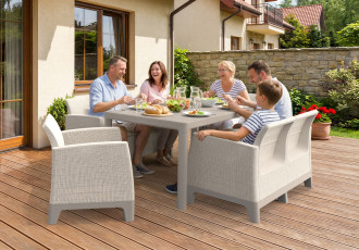 Zestaw mebli ogrodowych Keter SCANDI DINING FIESTA Pebble Grey-Soft Beige Oat z rodziną przy stole