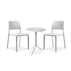 Zestaw tarasowy z dwoma, białymi krzesłami i białym, okrągłym stolikiem