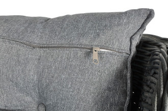 Szara poduszka z zamkiem błyskawicznym z zestawu technorattanowego TRIVENTO 3 + PUFY Dark Grey