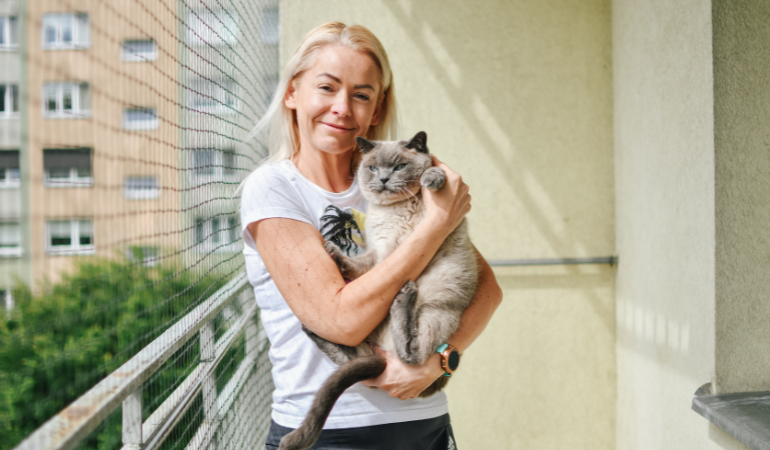 kobieta z kotem na balkonie 