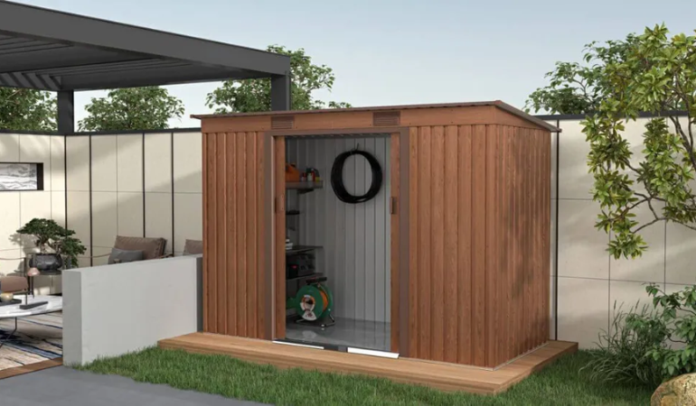 Domek ogrodowy OREGON 261x121cm Walnut marki Hardmaister w aranżacji ogrodowej