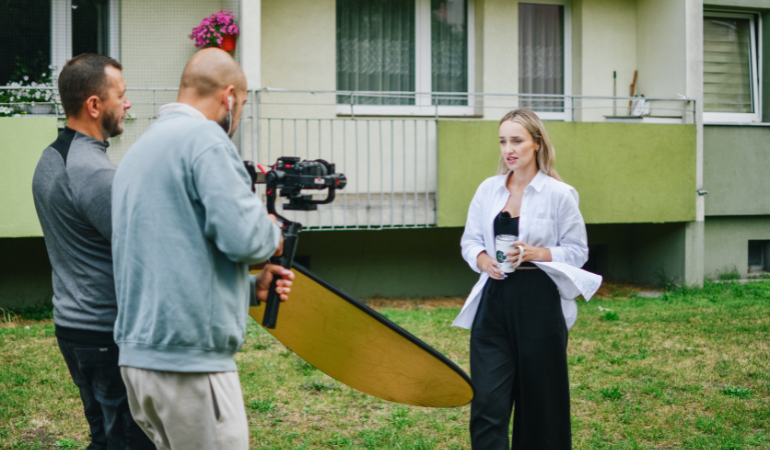 kobieta z ekipą filmową nagrywająca film 