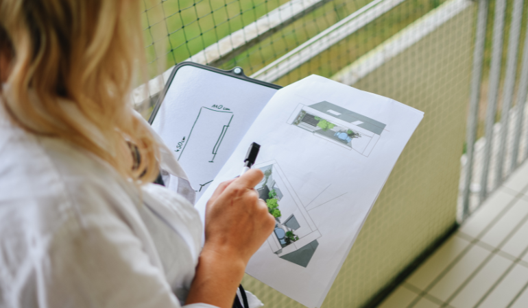 kobieta przeglądająca projekt balkonu 