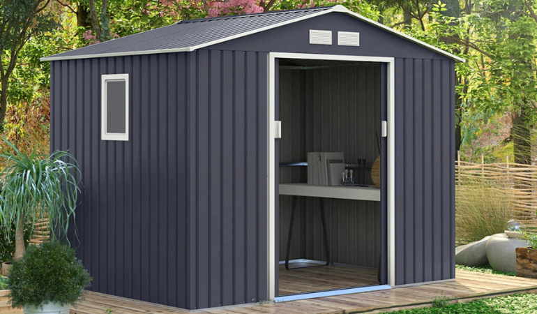 Domek na narzędzia w pięknie zaaranżowanym ogrodzie 