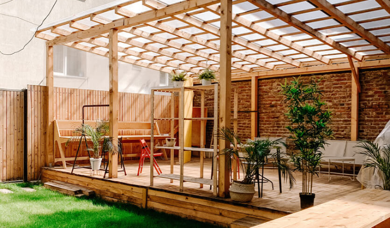 drewniane pergola na tarasie handmade 