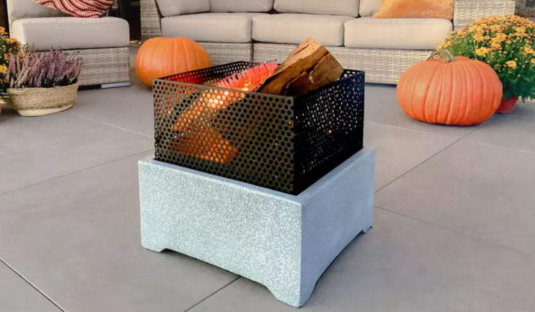 palenisko ogrodowe z konglameratu z dekoracjami z dyń 