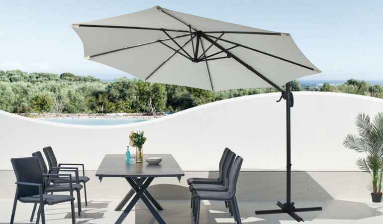 parasol ogrodowy z podstawą na tarasie ze stołem i krzesłami ogrodowymi 