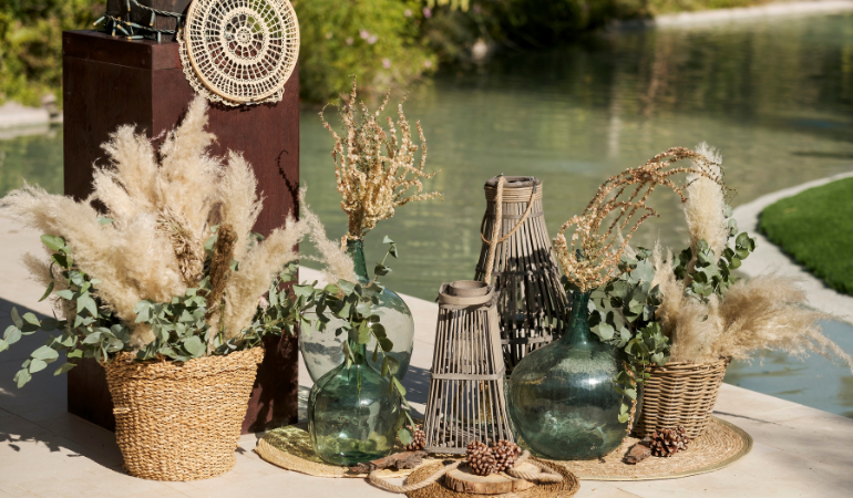 boho decoracia z wazonów i traw pampasowych i koszyków wiklinowych
