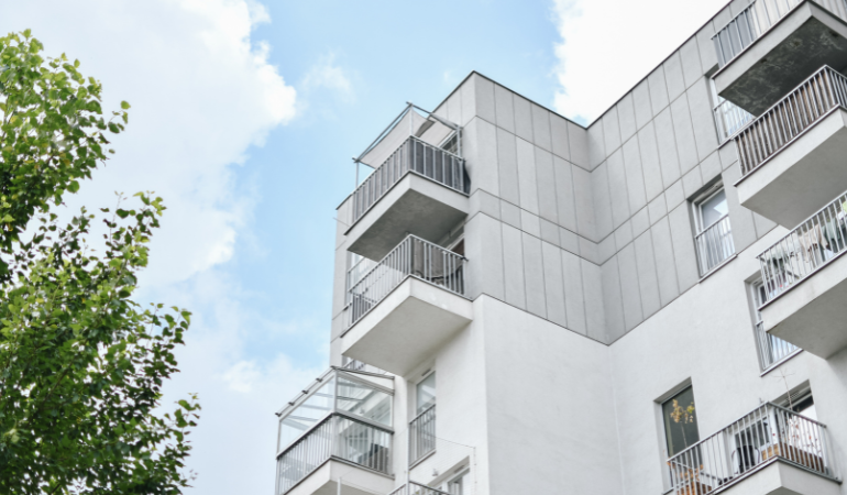 balkony w nowoczesnym bloku 