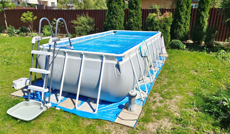 prostokątny duży basen stelażowy w ogrodzie