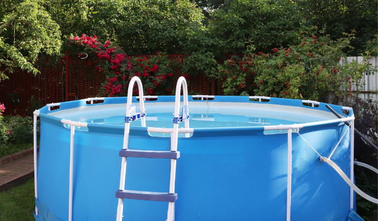 basen ogrodowy na stelażu w ogrodzie 