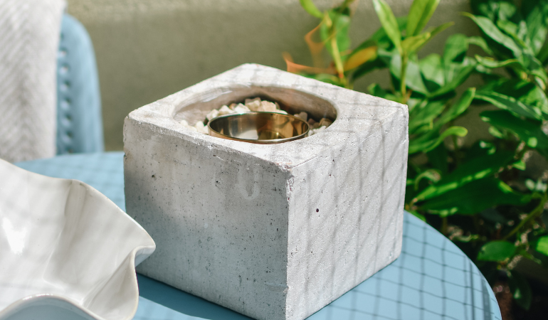 biokominek w betonowej osłonce na balkonie 