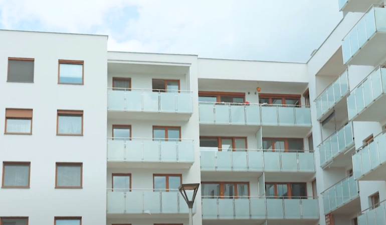 blok mieszkalny na osiedlu 