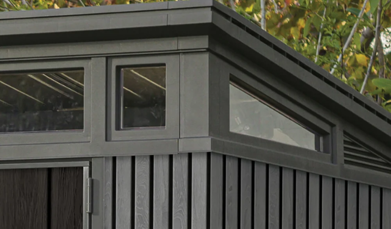 dach i okna w domku narzedziowym w kolorze antracytowym 