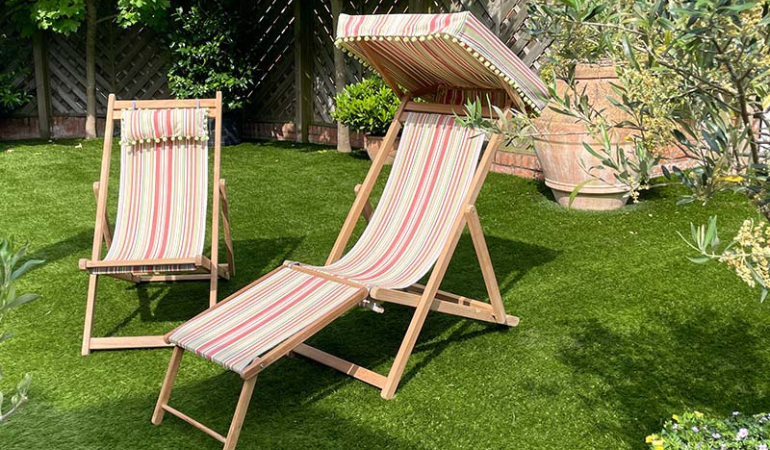 drewniany leżak z daszkiem 