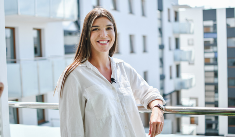 uśmiechnięta kobieta na balkonie 