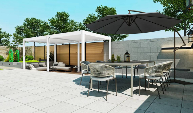 gotowa pergola ogrodowa w kolorze białym w pieknie zaaranżowanym ogrodzie