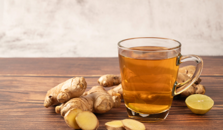 gorąca herbata z imbirem i cytryną 