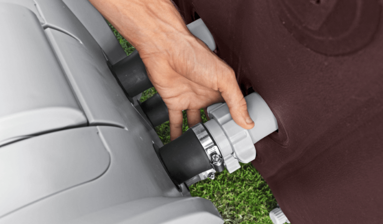 męska dłoń odkręcajaca filtr jacuzzi