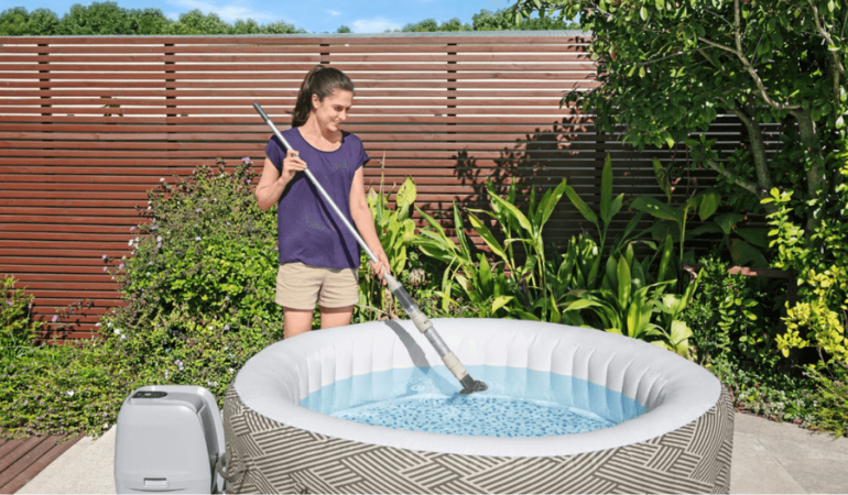 kobieta czyszcząca dmuchane jacuzzo ogrodowe