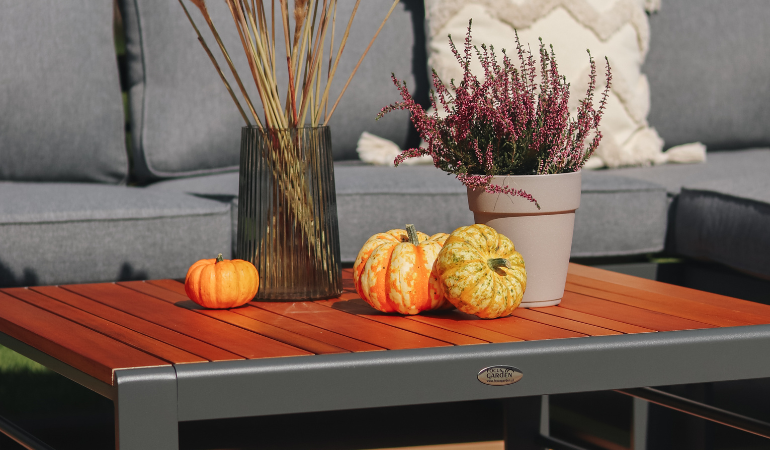 dekoracje z dyni na stole ogrodowym