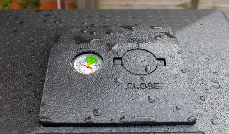 kompostownik z zamknięty z monitorem temperatury na pokrywie 