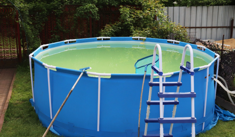 basen ogrodowy z zanieczyszczoną wodą 