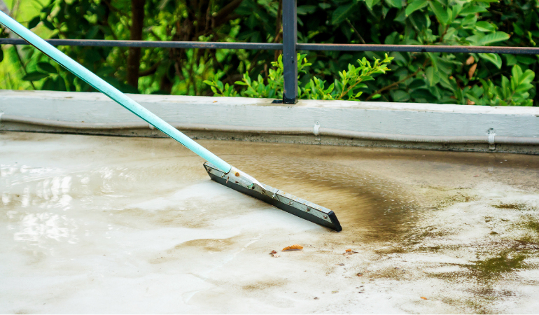 mycie podłogi balkonowej 