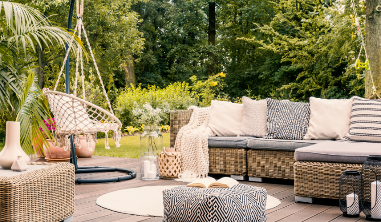 narożanik ogrodowy w kolorze beżowym w skandywnawskiej aranżacji 