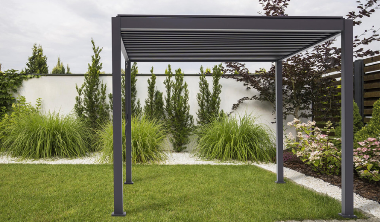 pergola ogrodowa w ciemnym kolorze ustawioan w ogrodzie 